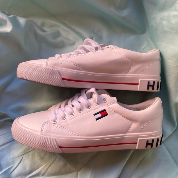 Tommy Hilfiger lace up shoes. New worn once. Size 8 in excellent condition. - Picture 4 of 5